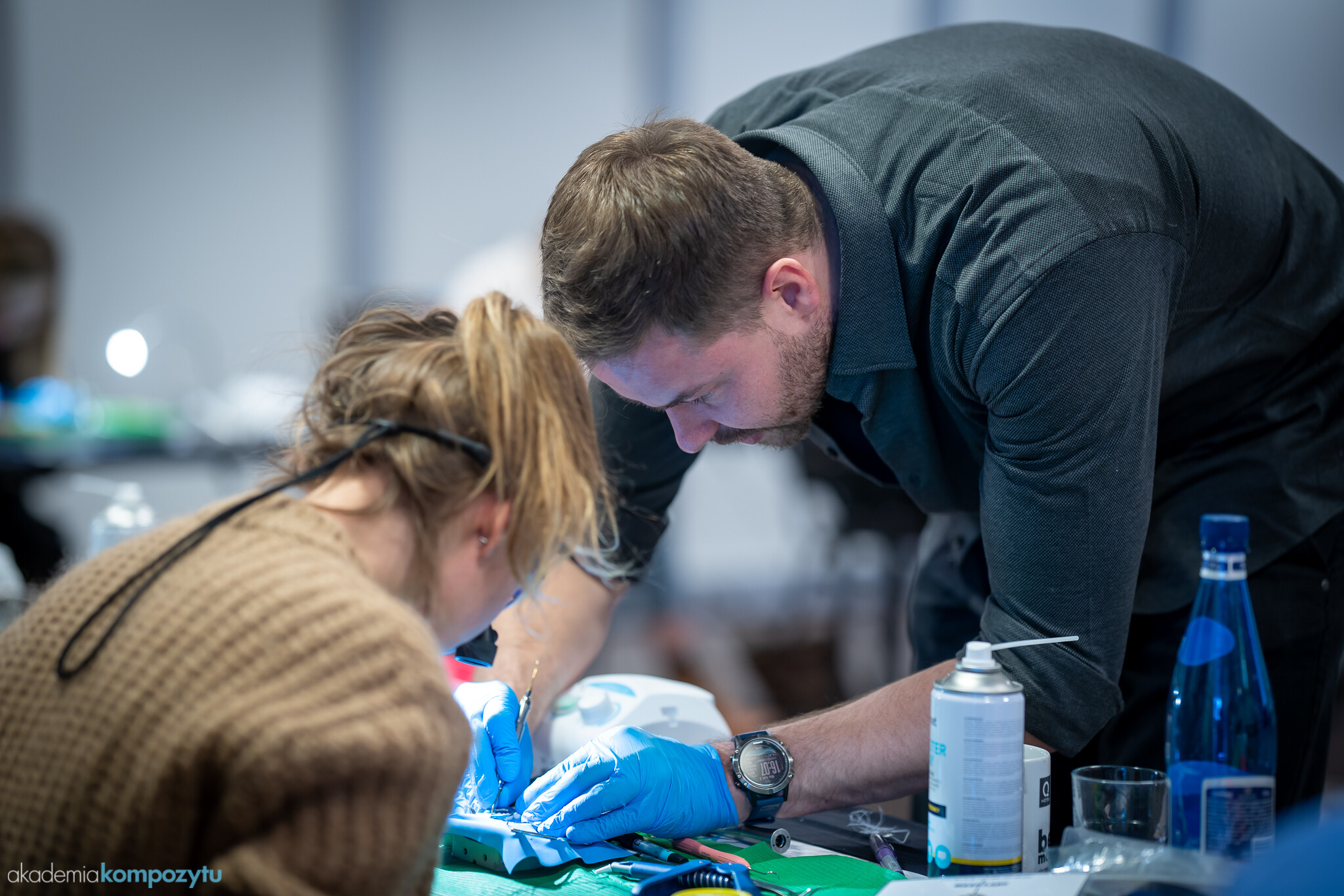 Kursanci i Jakub Mikołajczyk podczas kursu dla dentystów z II klasy
