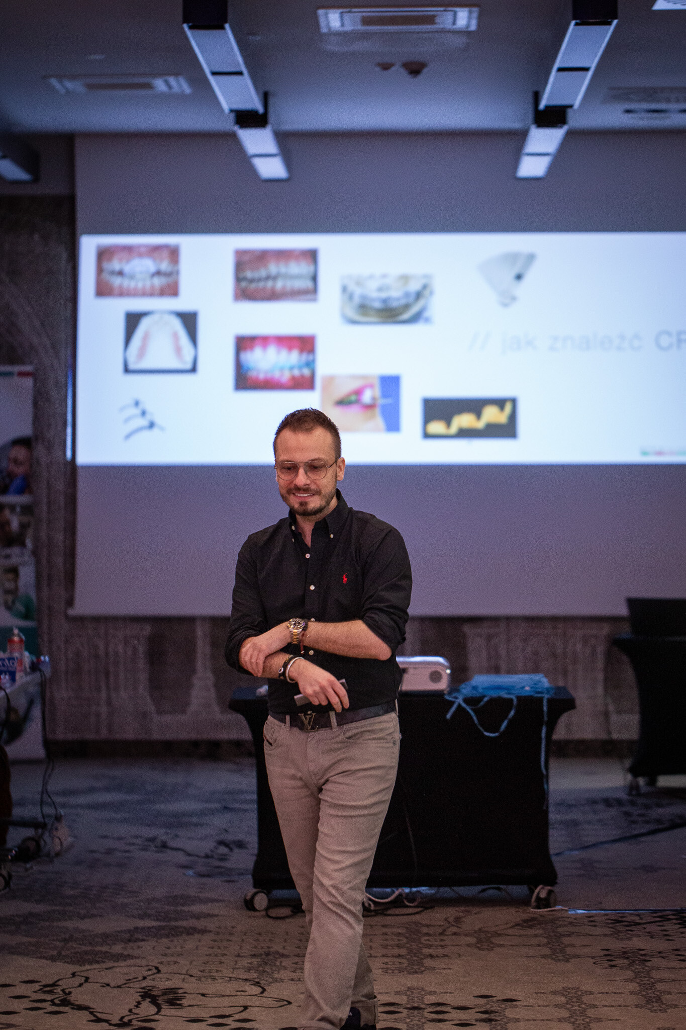lek. dent. Marcin Krupiński prowadzi wykład na kursie Bonding 2.0