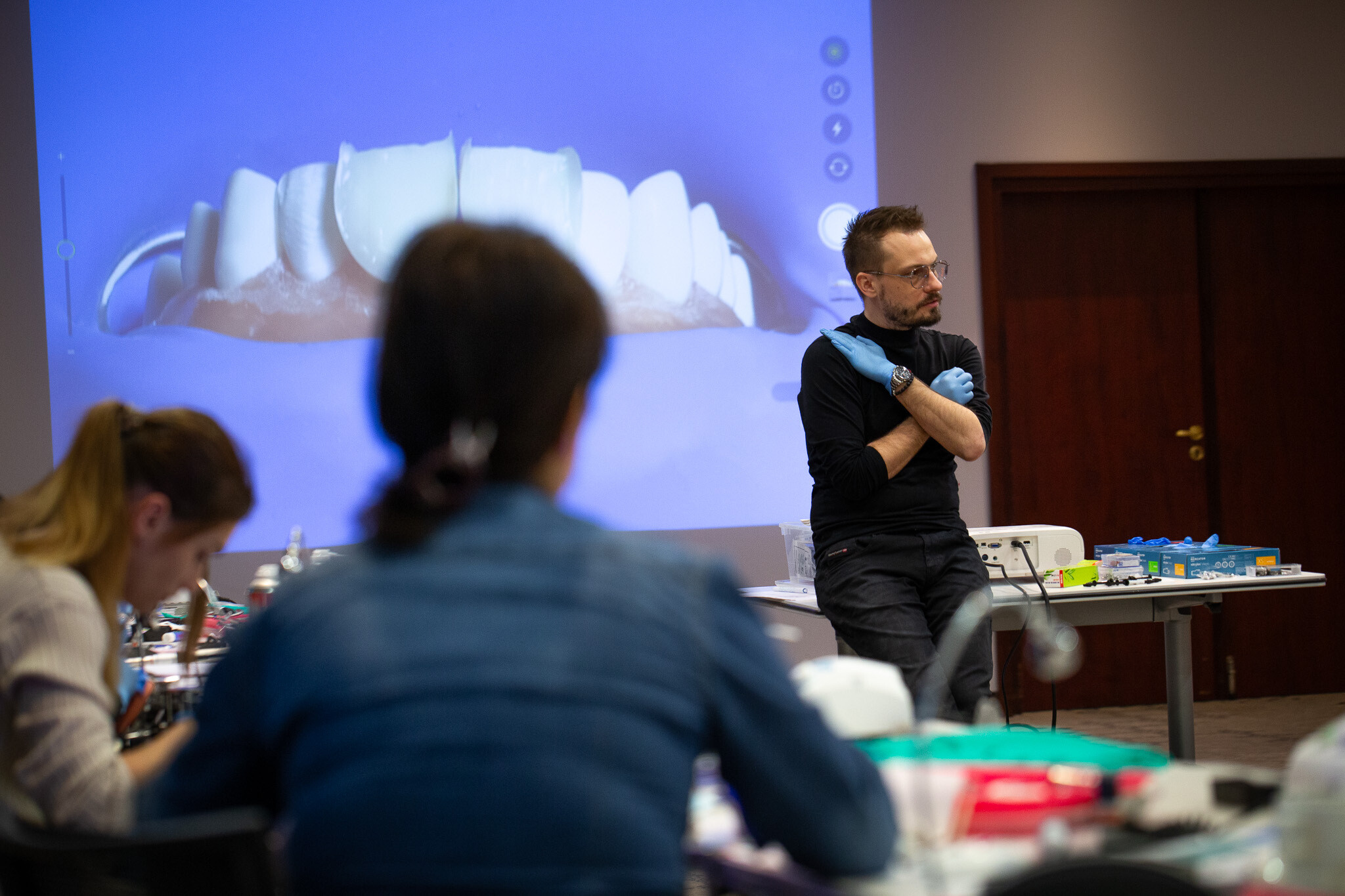 lek. dent. Marcin Krupiński prowadzi szkolenie dla dentystów