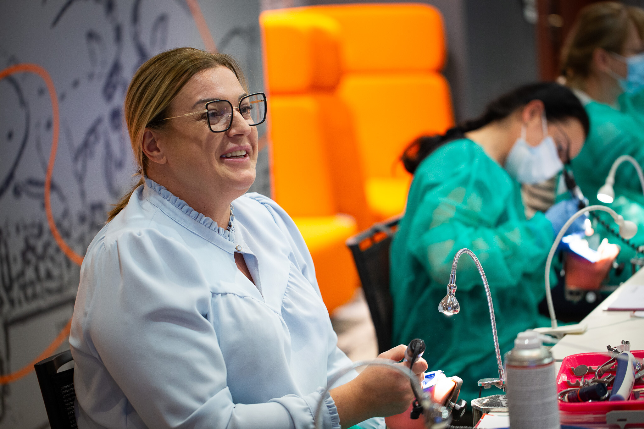 Lekarze dentyści podczas kursu z bondingu