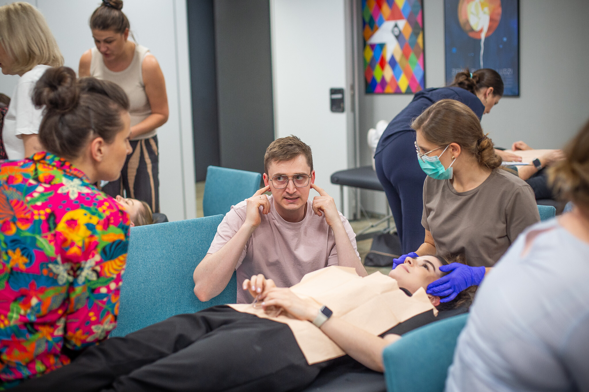 Bartłomiej Załęski podczas pokazu praktycznego z badania stawów