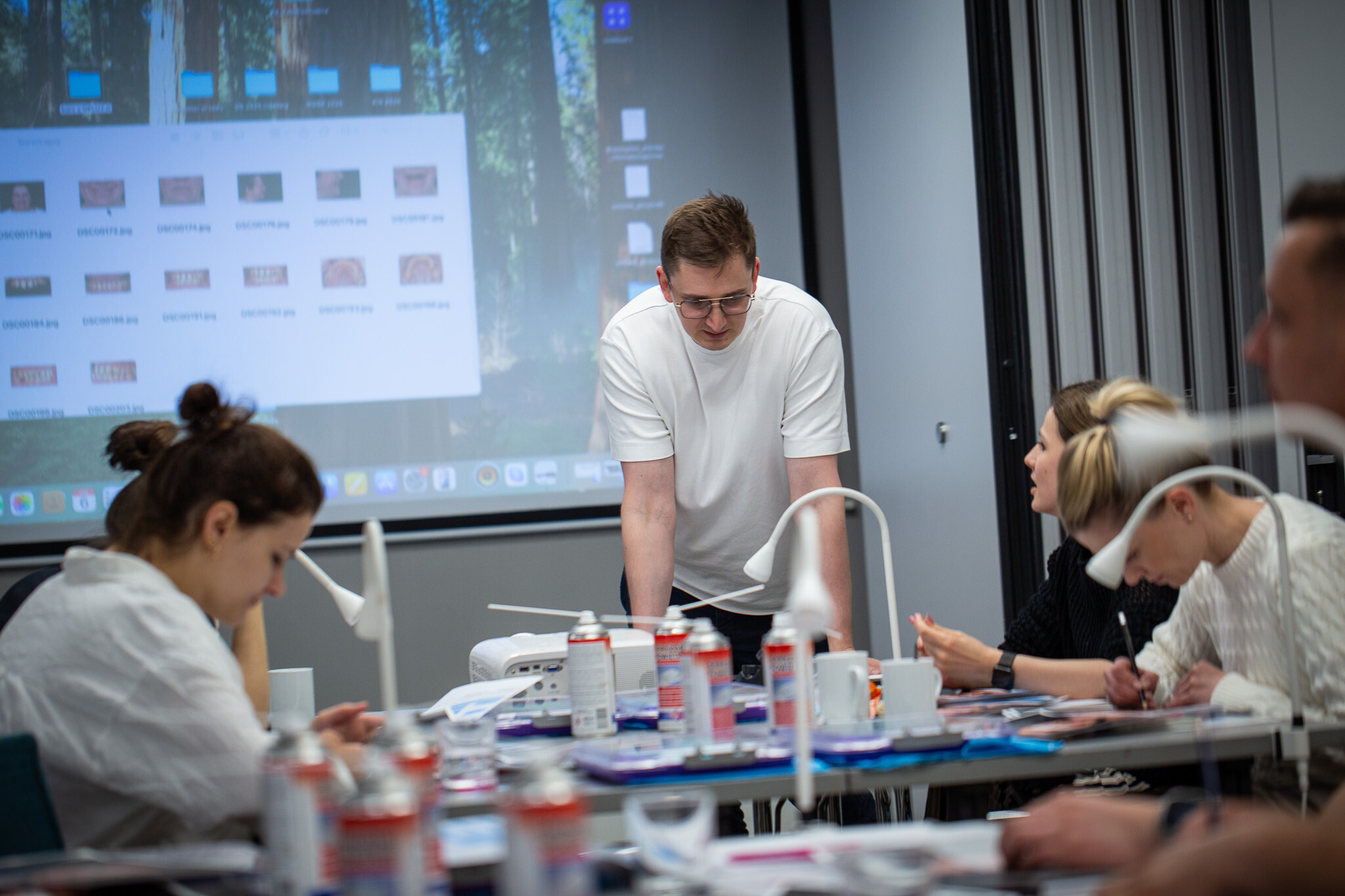 Bartłomiej Załęski i lekarze dentyści na kursie z planowania leczenia kompleksowego