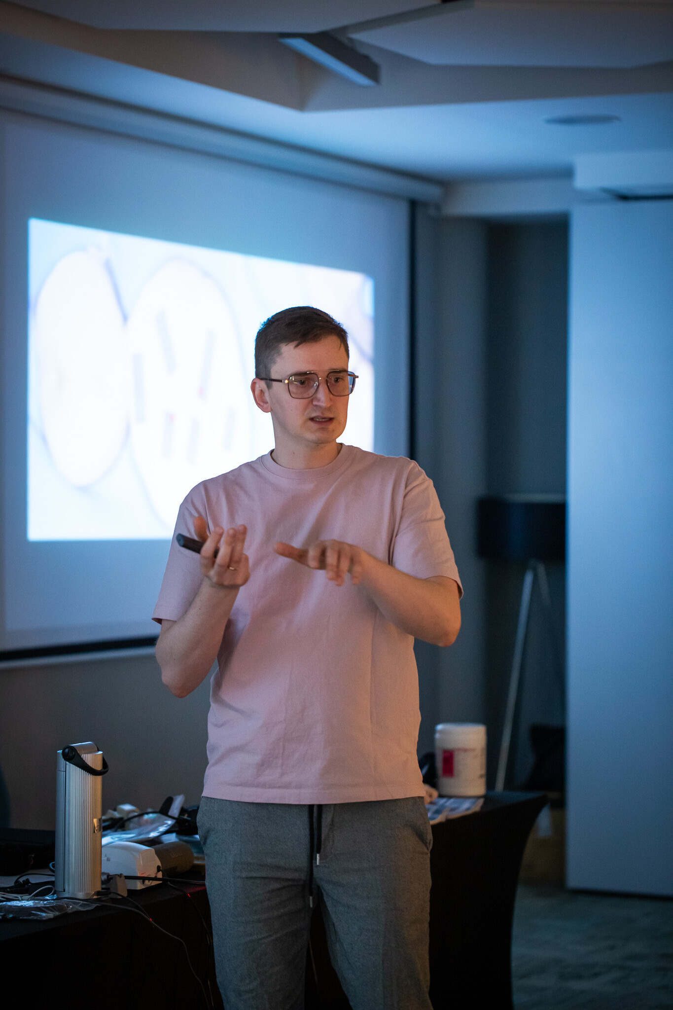 lek. dent. Bartłomiej Załęski podczas wykładu z kompleksowego planowania leczenia