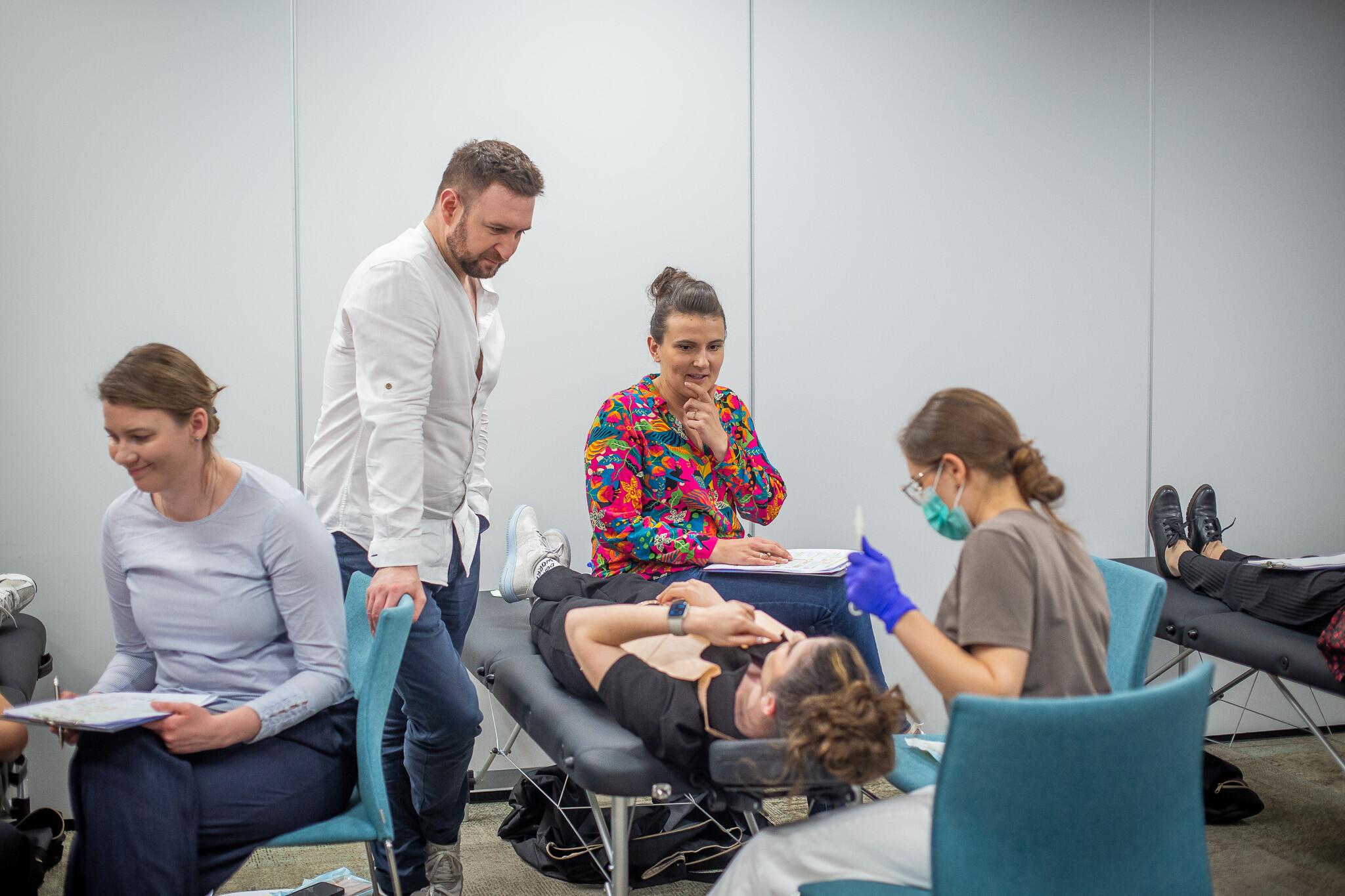 lek. dent. Karol babiński podczas szkolenia z planowania - badanie stawu sżż