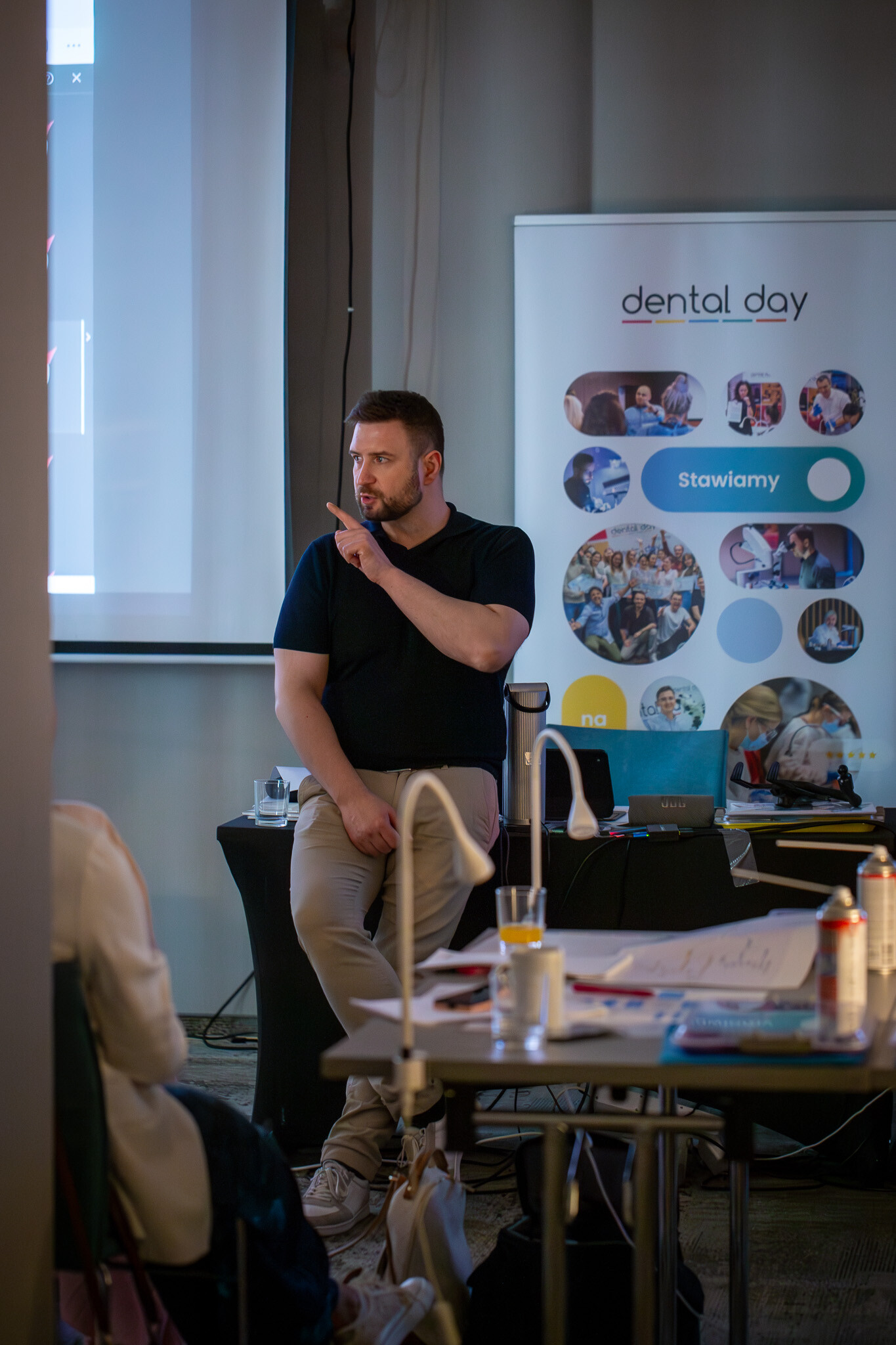 Karol Babiński podczas wykładu na kursie z planowania leczenia kompleksowego