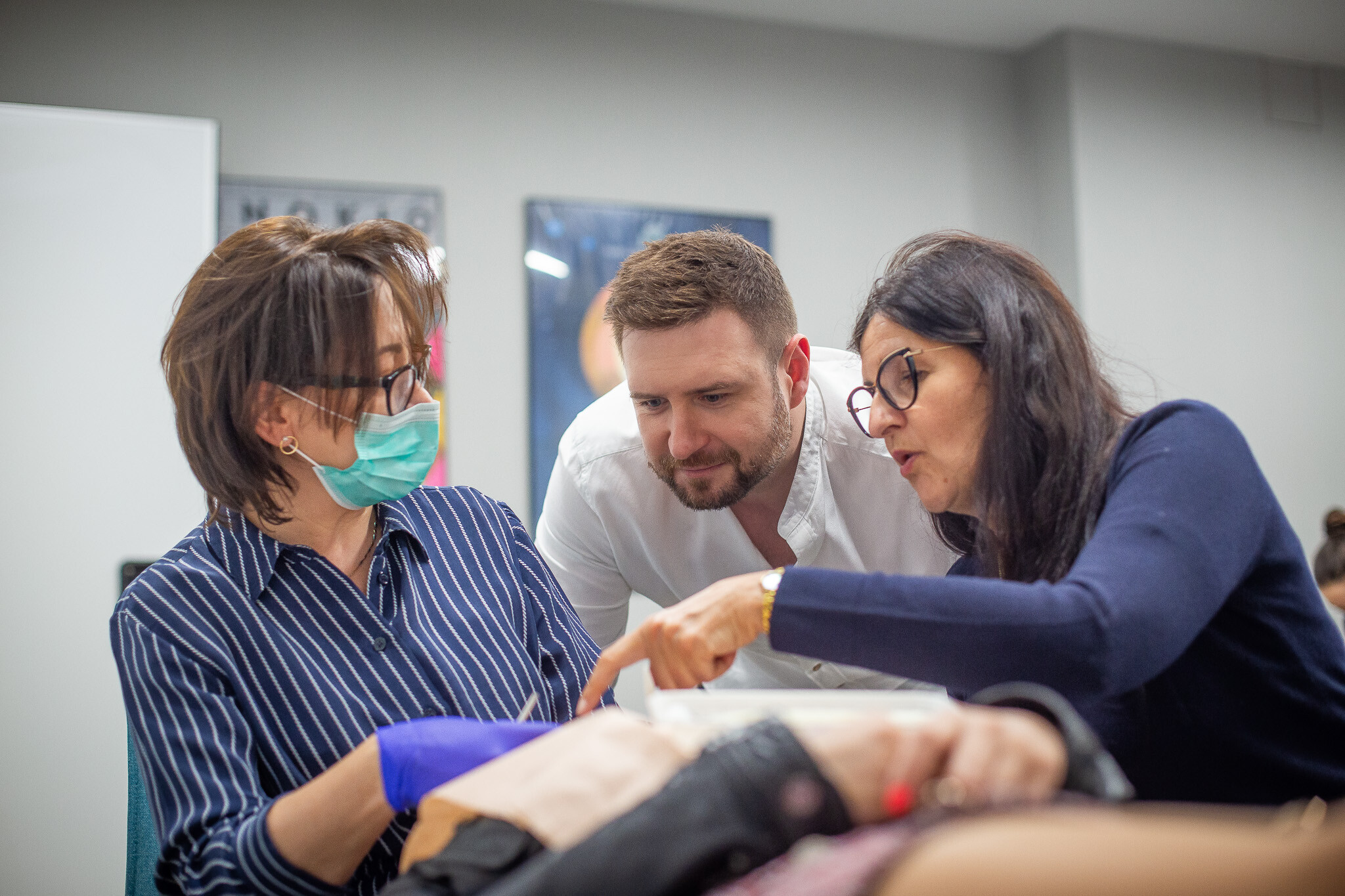 lek. dent. Karol babiński podczas szkolenia z planowania - badanie stawu sżż