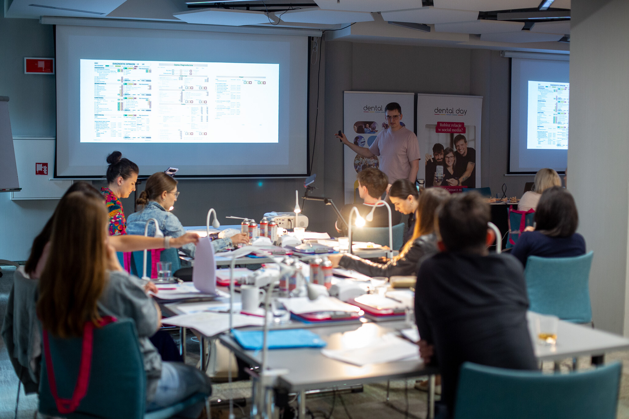 lek. dent. Bartłomiej Załęski podczas wykładu z kompleksowego planowania leczenia
