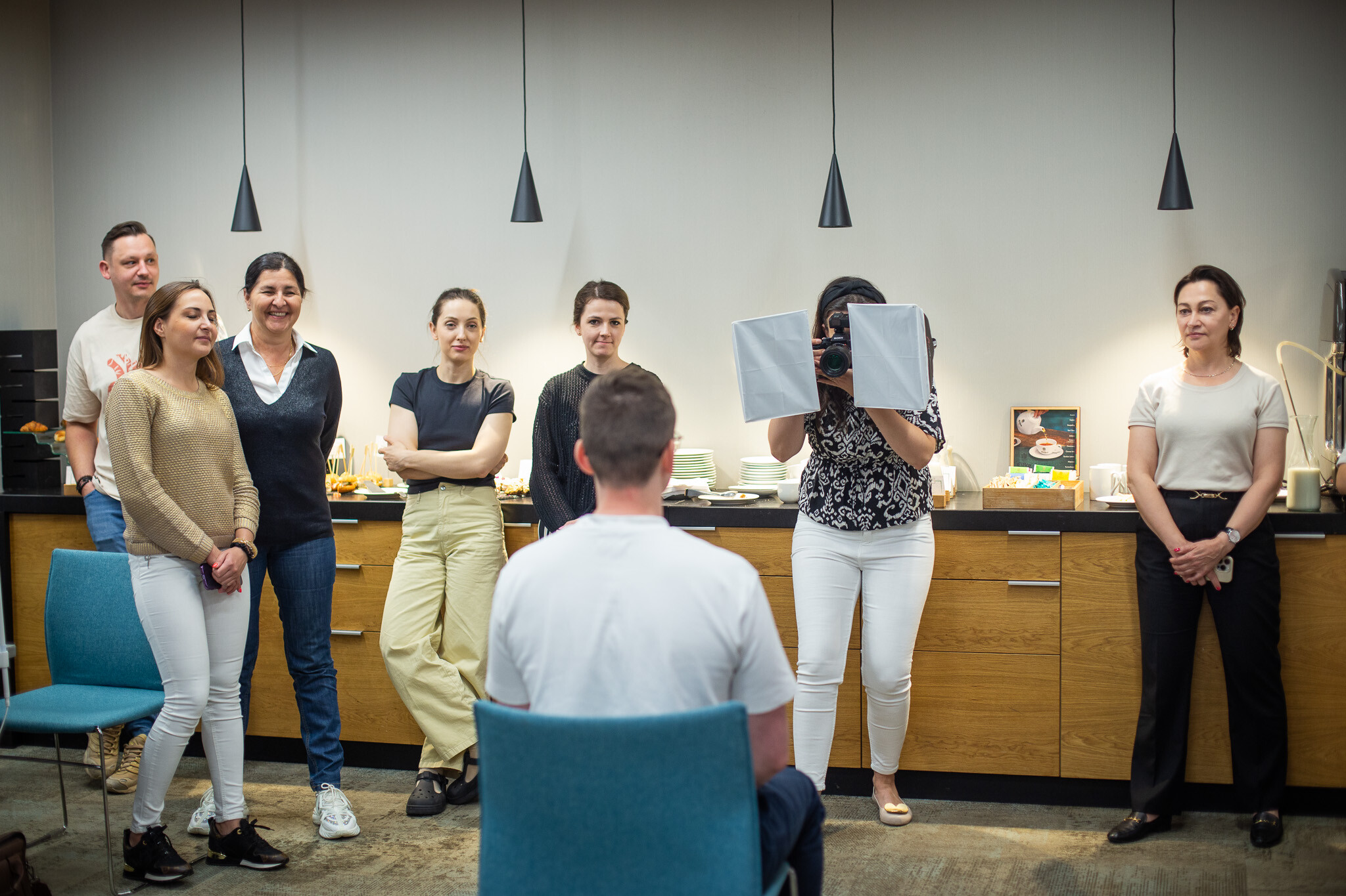 Lekarze dentyści ćwiczą wykonywanie stomatologicznych zdjęć 
