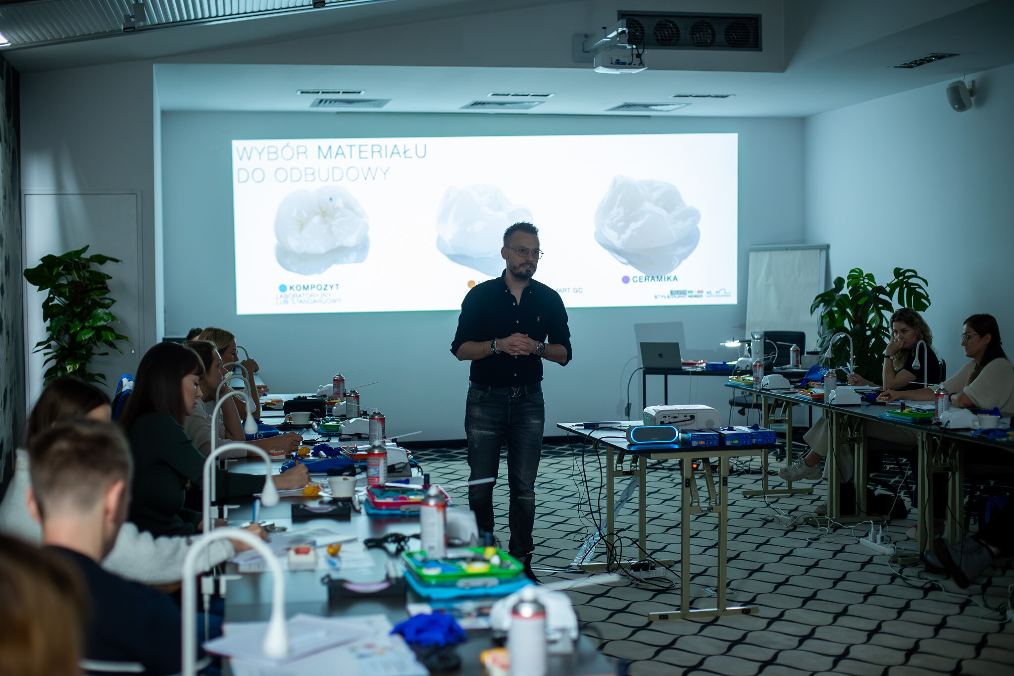 Lek. dent. Marcin Krupiński prowadzi wykład z uzupełnień pośrednich