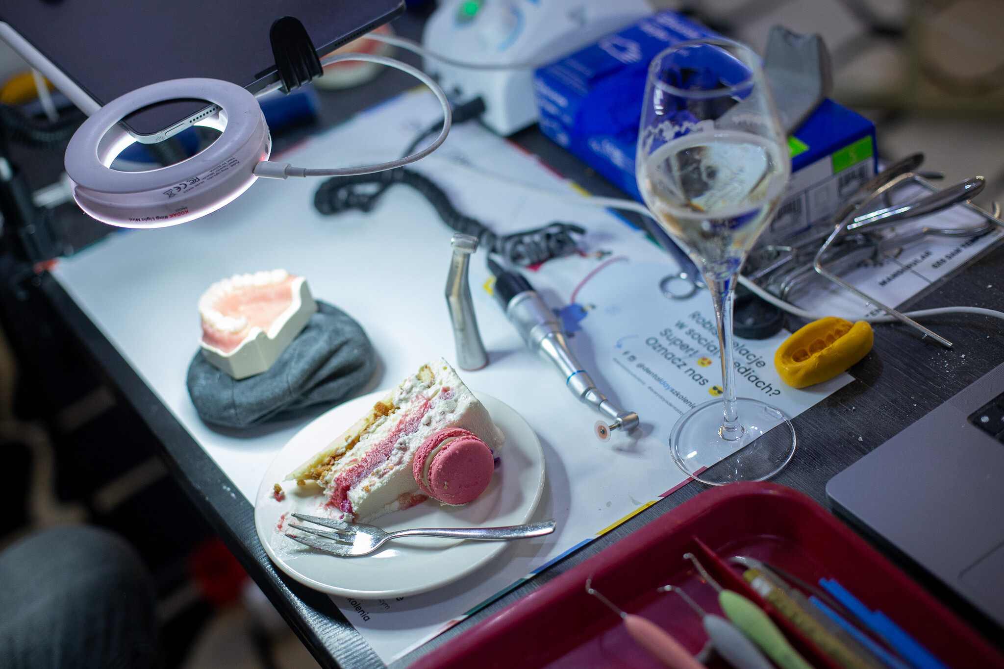 Onlay - szlifowanie i cementowanie, Dental Day