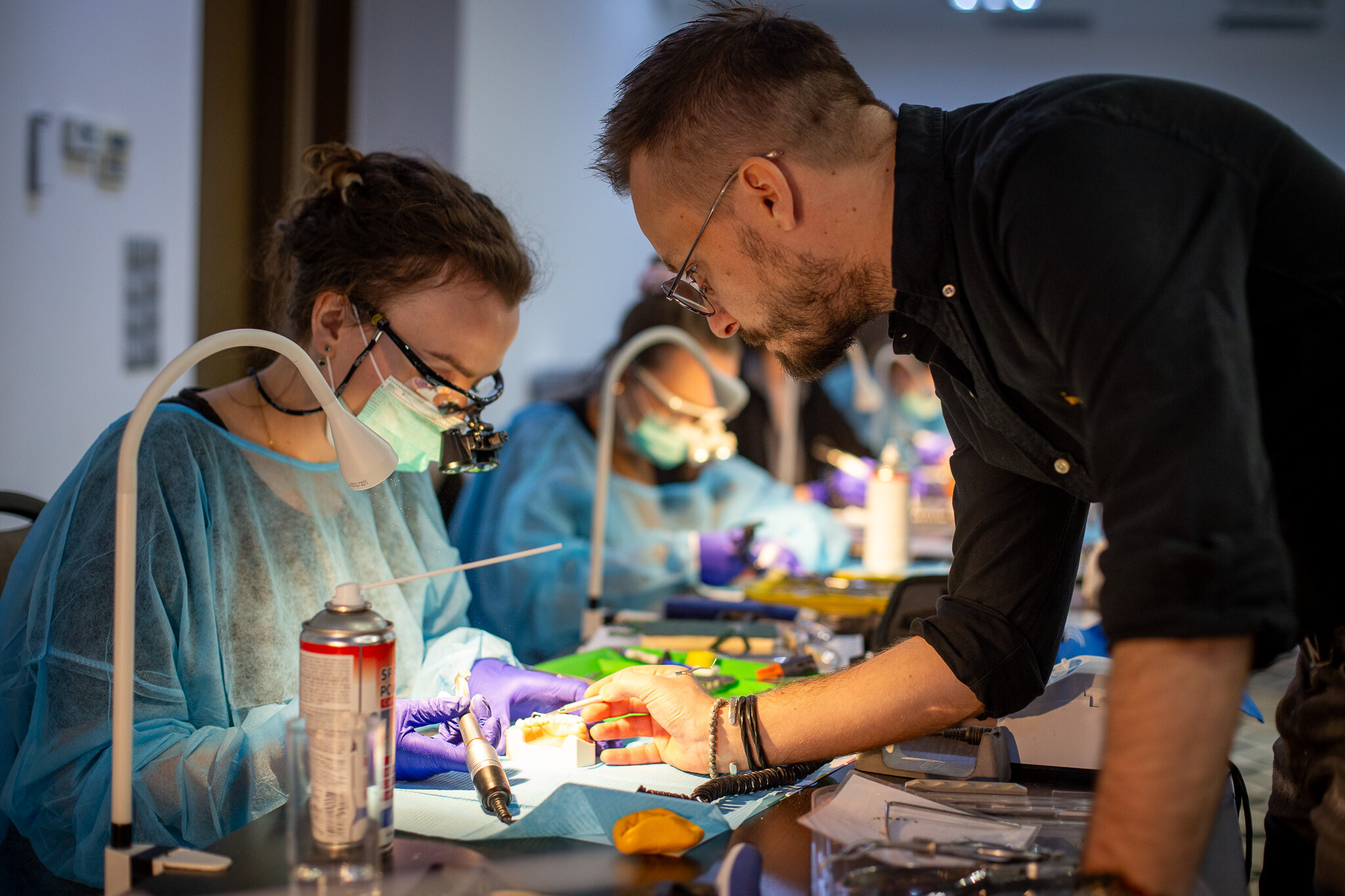 Lek. dent. Marcin Krupiński podczas szkolenia z Onlay