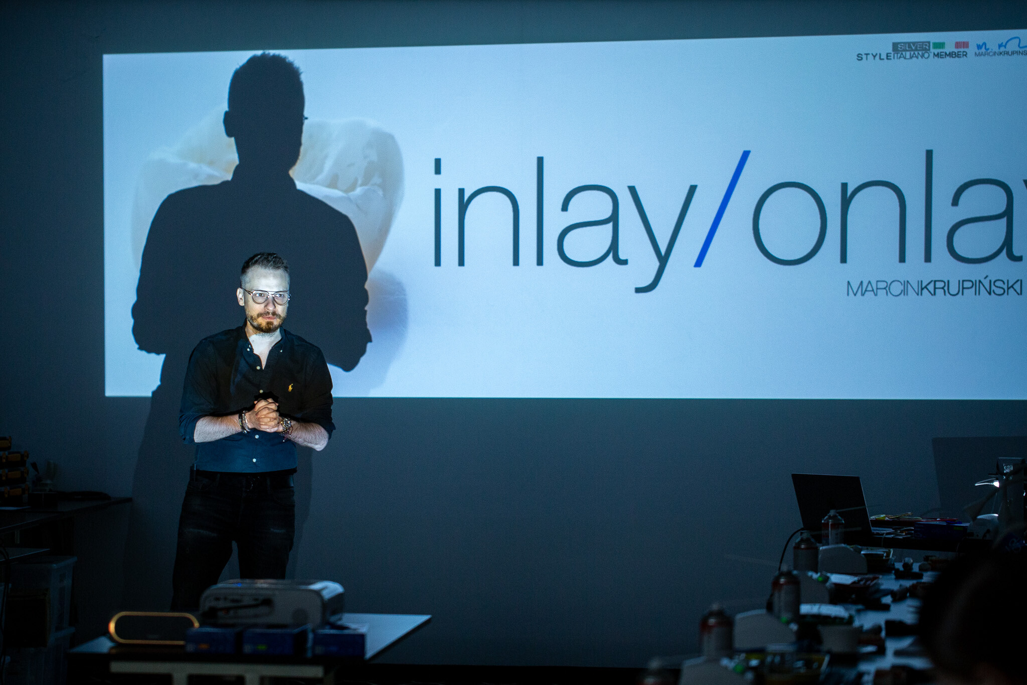 Lek. dent. Marcin Krupiński prowadzi wykład z onlay