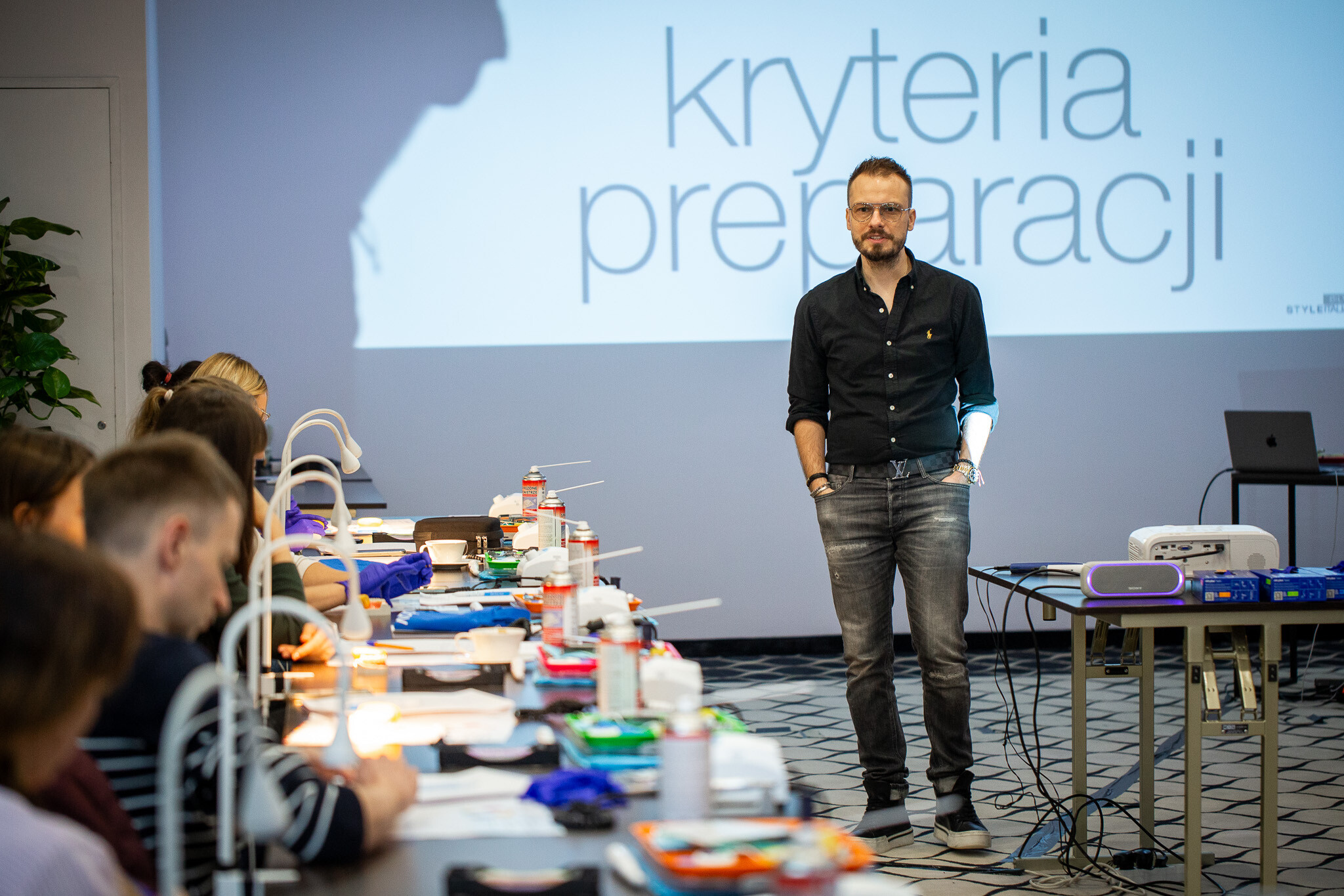 Lek. dent. Marcin Krupiński prowadzi wykład z onlay