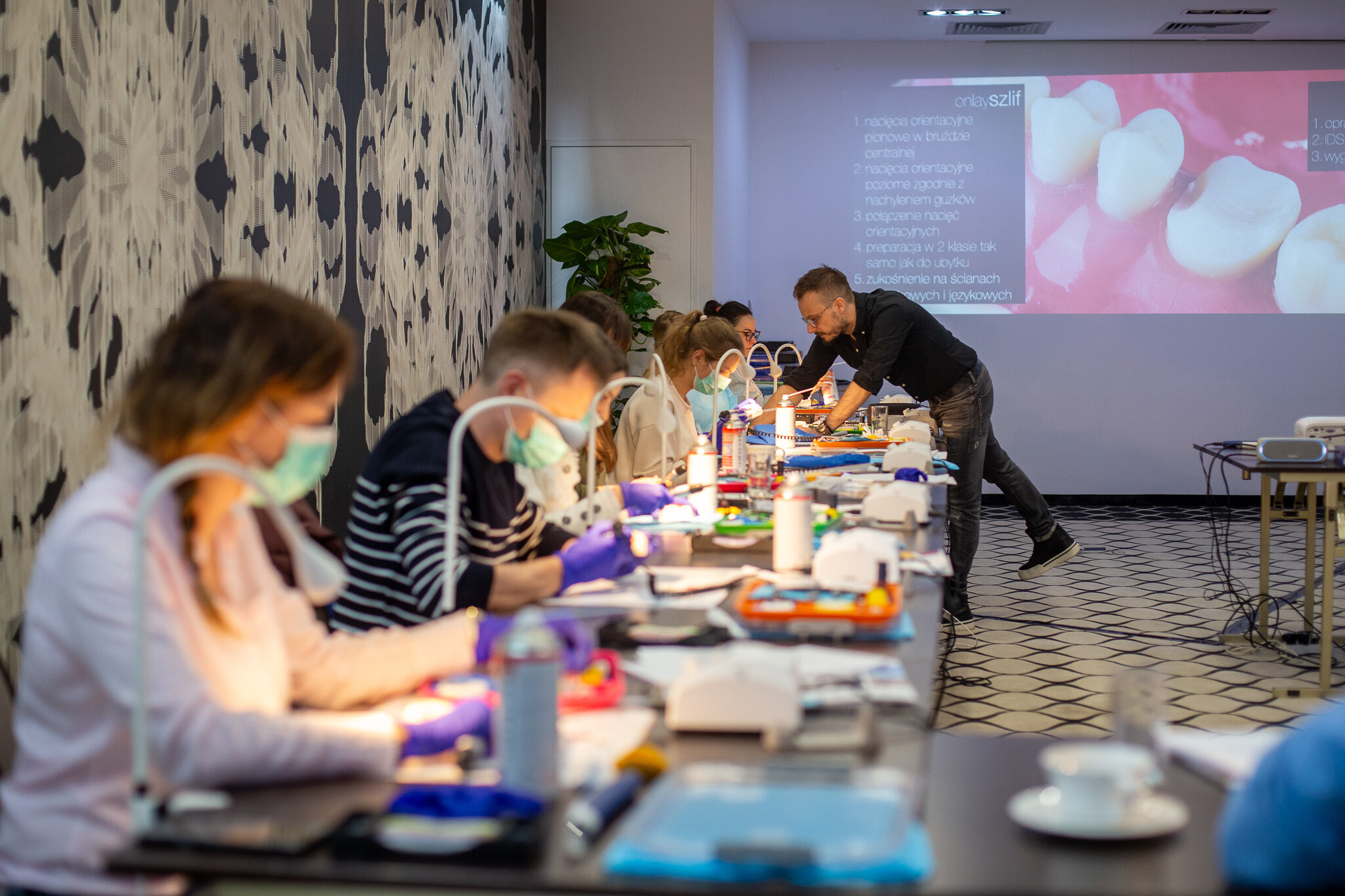 kursanci podczas szkolenia dla dentystów z Onlay