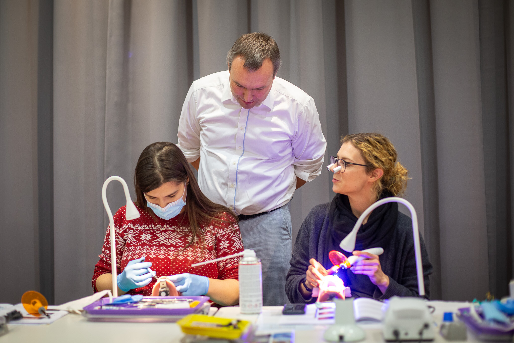 dr n. med. Maciej Mikołajczyk - Dental Day i kursanci podczas szkolenia