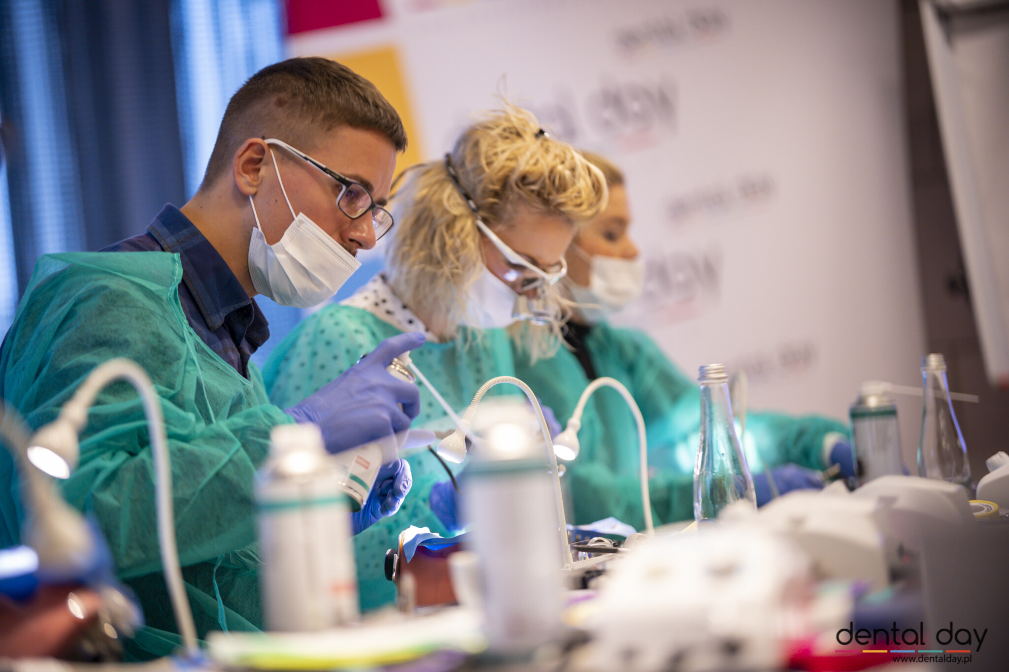 Lekarze dentyści podczas szkolenia ze stomatologii zachowawczej