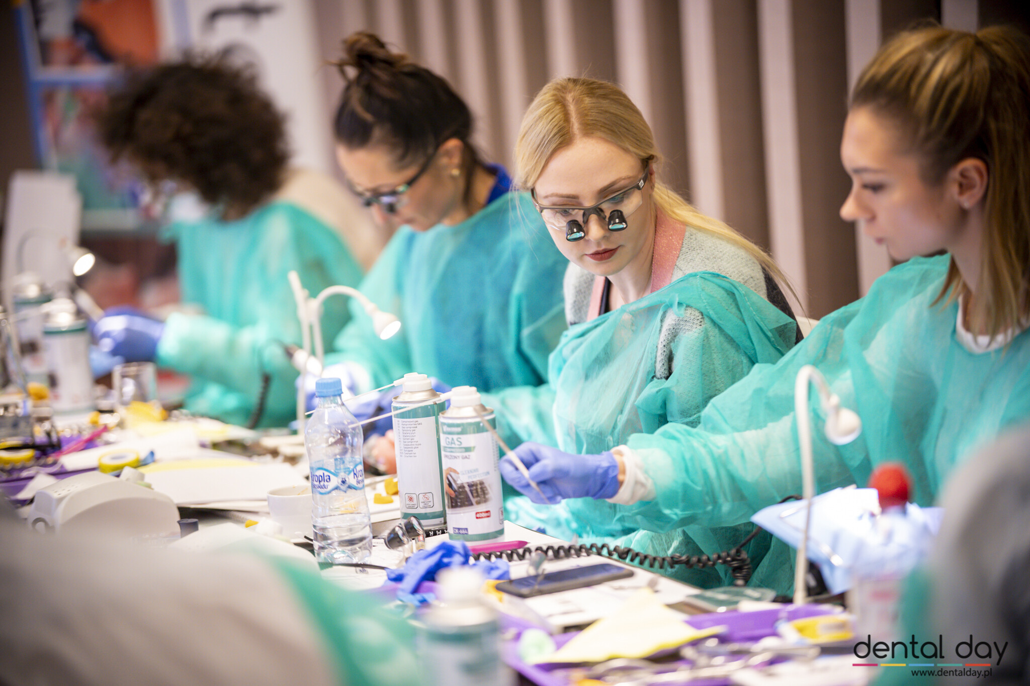 Kursanci podczas szkolenia z odbudowy odcinka bocznego - Dental Day